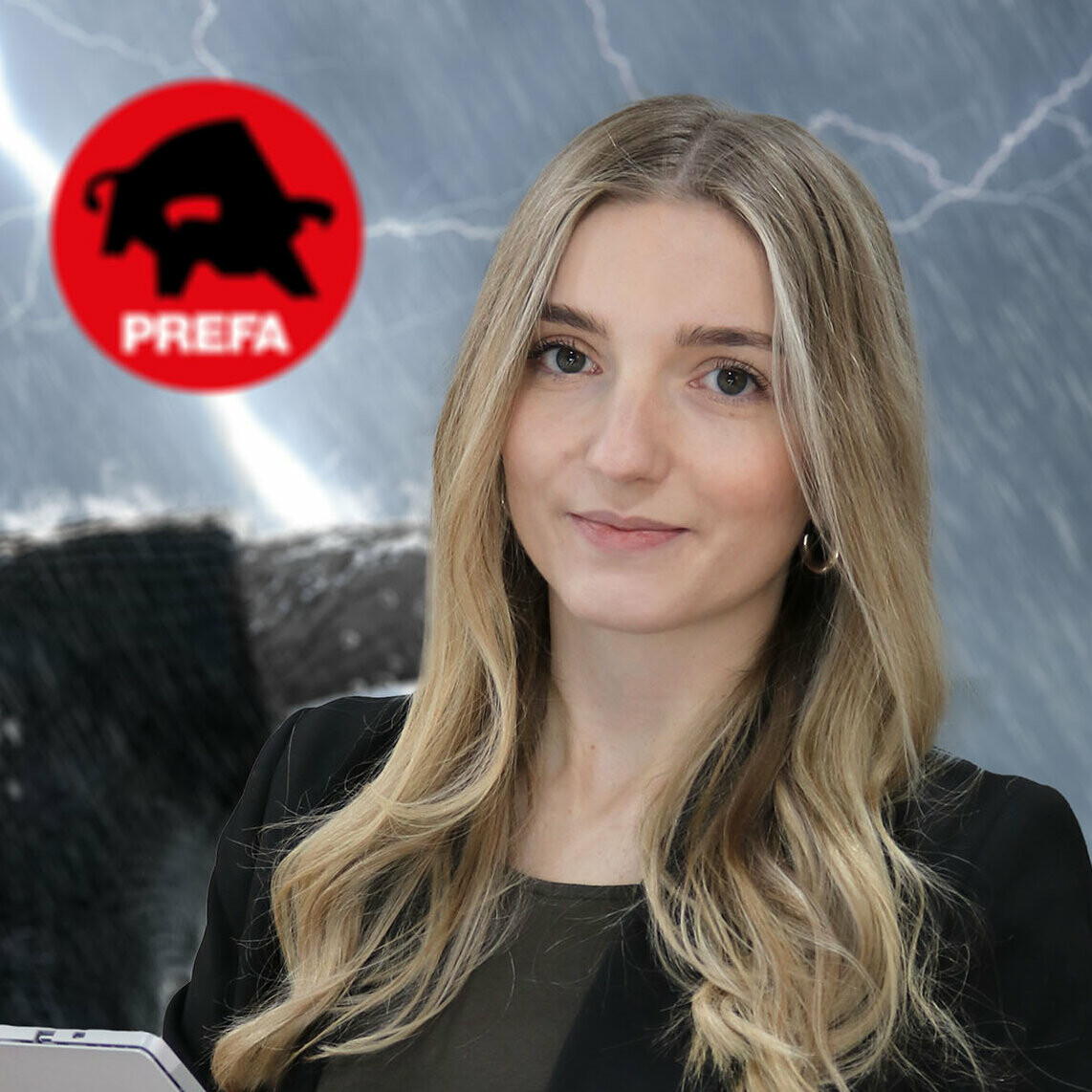 PREFA Marketing Mitarbeiterin Nataly Matthiess vor dem PREFA Stier