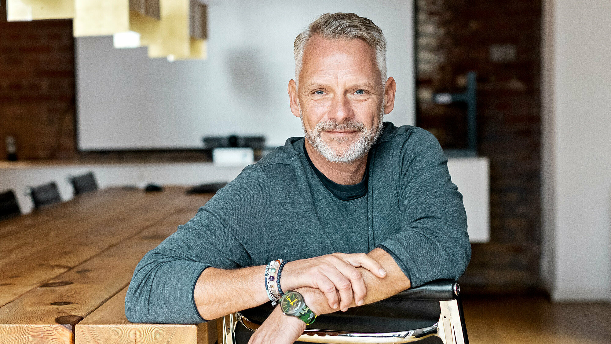 Portrait des leitenden Architekten Ulrich Dakowski im Büro von Rotterdam Dakowski Architekten.