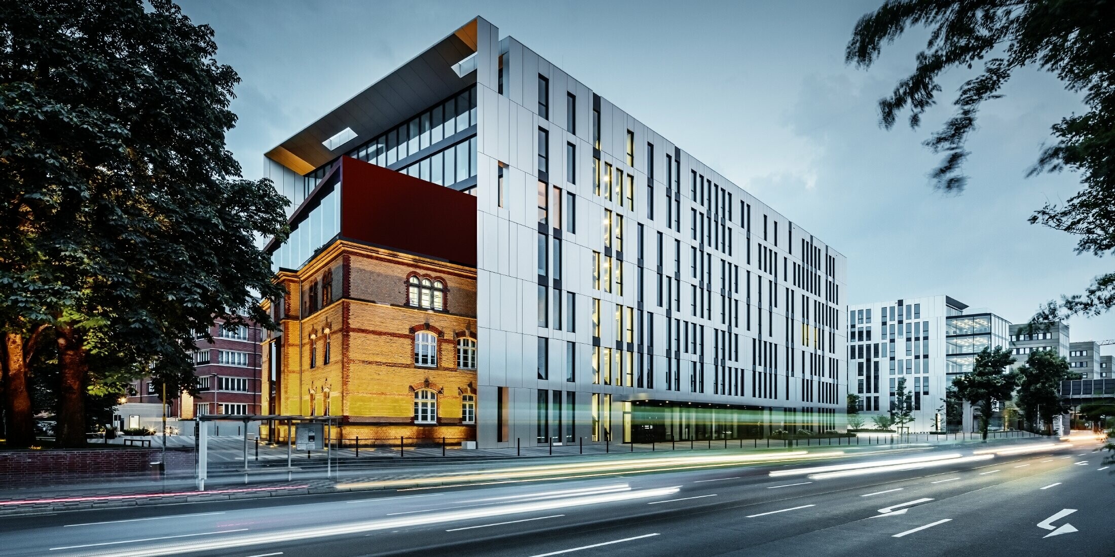 Futuristische Aluminiumfassade aus Aluminium Verbundplatte in aluminium gebürstet am Gebäudeensemble Clara und Robert im Zentrum von Düsseldorf.