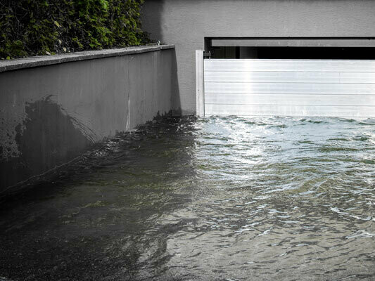 Der PREFA Hochwasserschutz schützt die Garageneinfahrt vor Überflutung durch Hochwasser