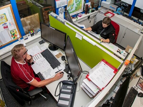 Im Logistikbüro herrscht immer Hochbetrieb: Die geballte Ladung an Aufträgen und Lieferungen läuft hier zusammen.