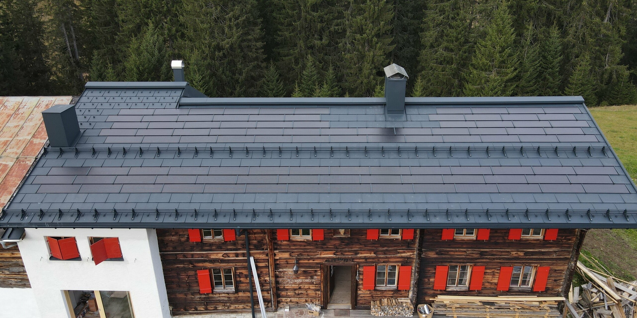 PREFA Solardachplatte in P.10 Anthrazit auf dem Alten Walserhaus in Warth, Vorarlberg