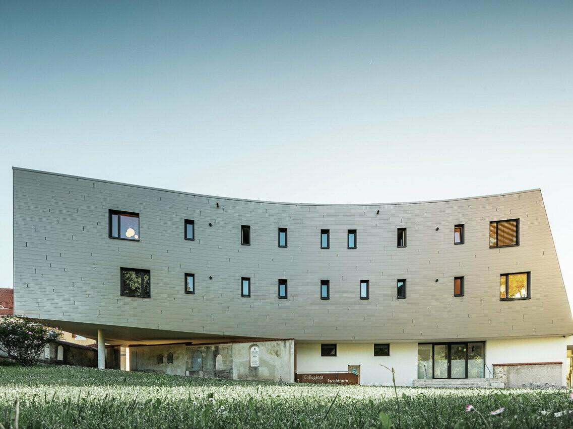 Frontansicht des neu renovierten Studentenwohnheims in Leoben.