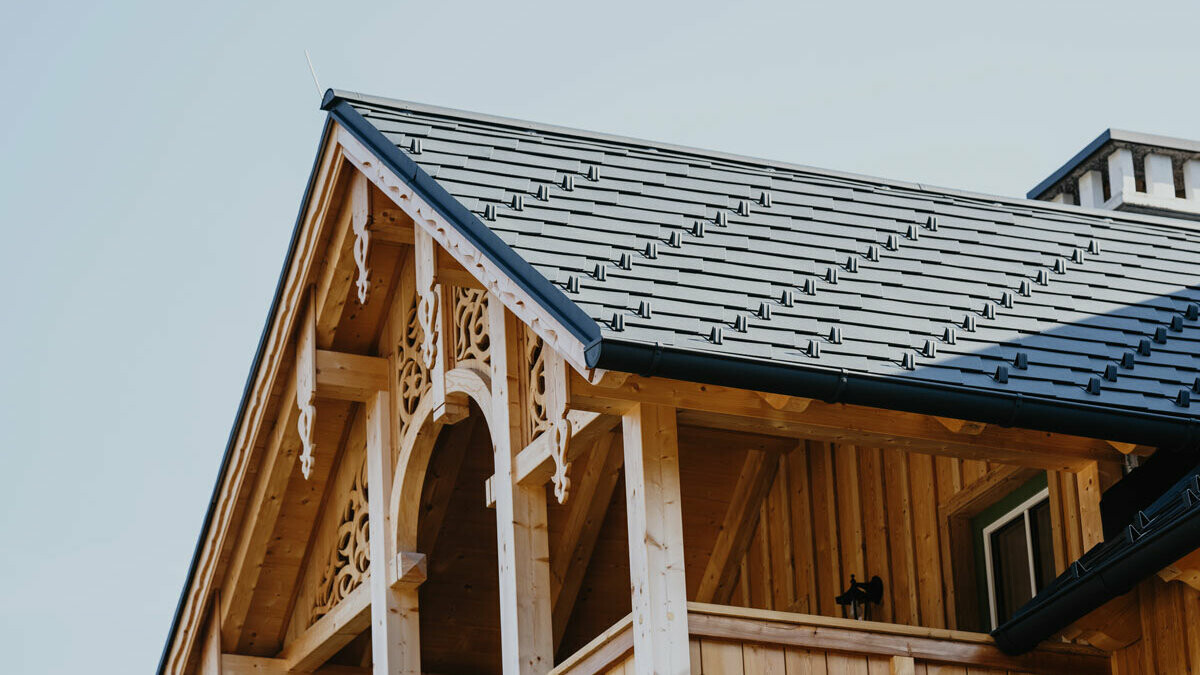 Balkon eines traditionellen Hauses in der Steiermark mit Holzfassade und PREFA Dach