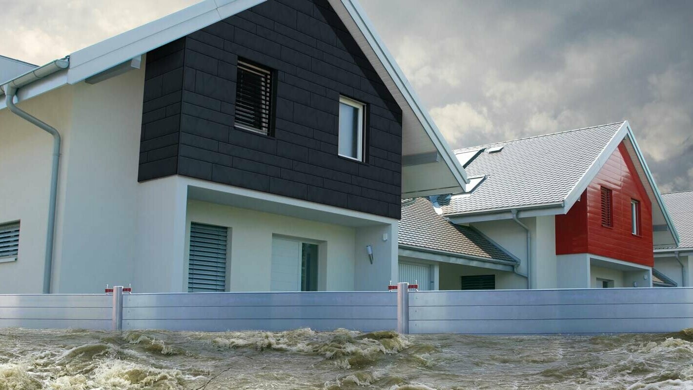 Der PREFA Hochwasserschutz schützt Gebäude bei Unwettern und Hochwasser