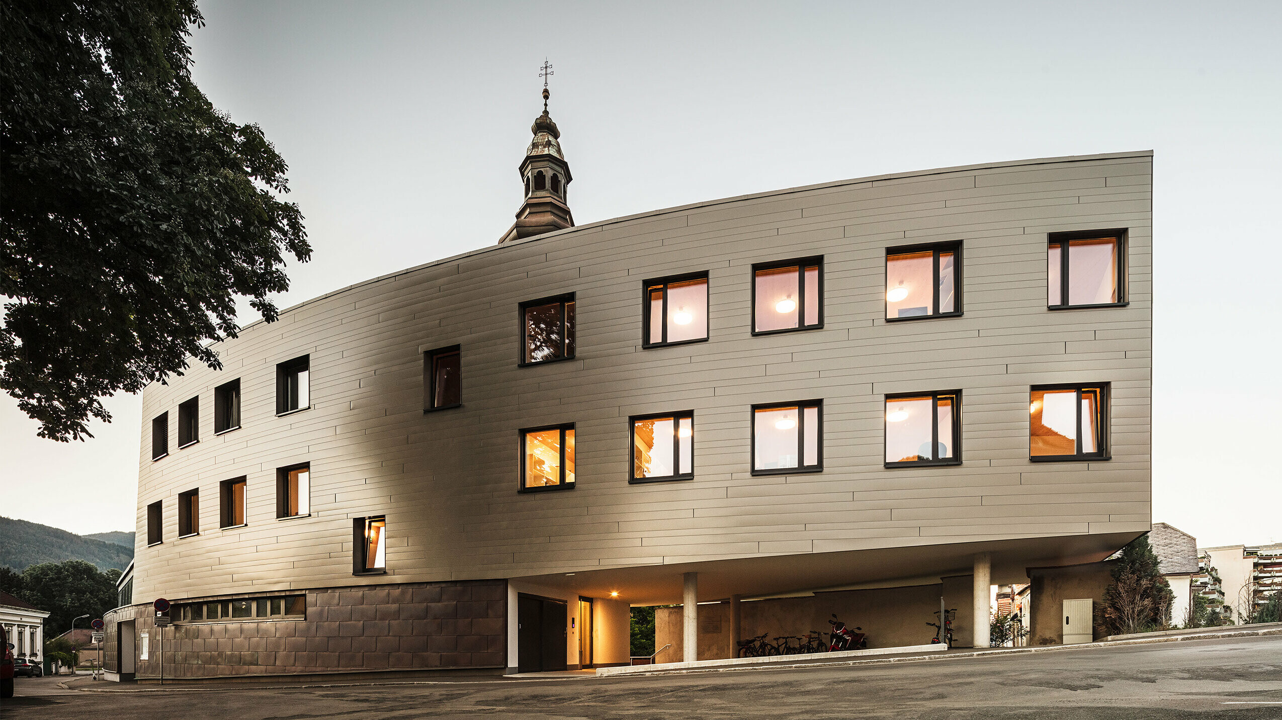 Der Neubau des Studentenwohnheims Jacobinum sitzt auf den Mauern des alten Pfarrheims und wurde rundherum mit PREFA Sidings in Bronze verkleidet