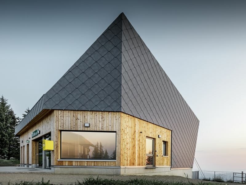 Die Fassade der Rigi Bahn in der Schweiz wurden PREFA Wandrauten in P.10 Steingrau mit einer Holzfassade kombiniert