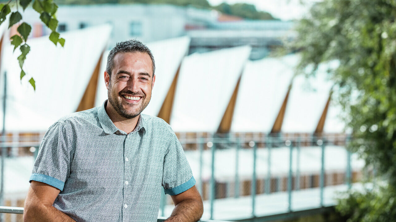 Glückliche Endkunden im Gespräch mit einem Handwerker