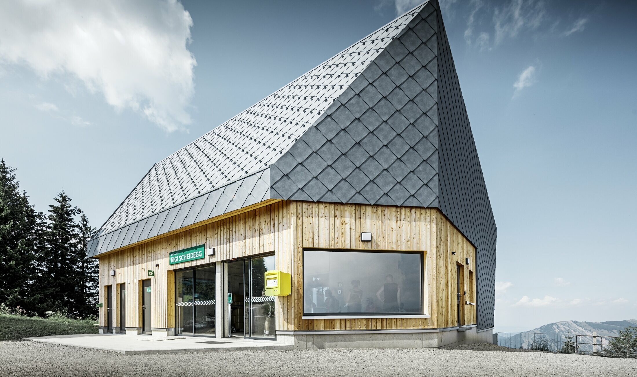 Bergstation der Rigi Bahn Scheidegg in Goldau, Schweiz. Das Dach und ein Teil der Fassade wurde mit der Dach- und Wandraute 44 × 44 in P.10 Steingrau eingedeckt.