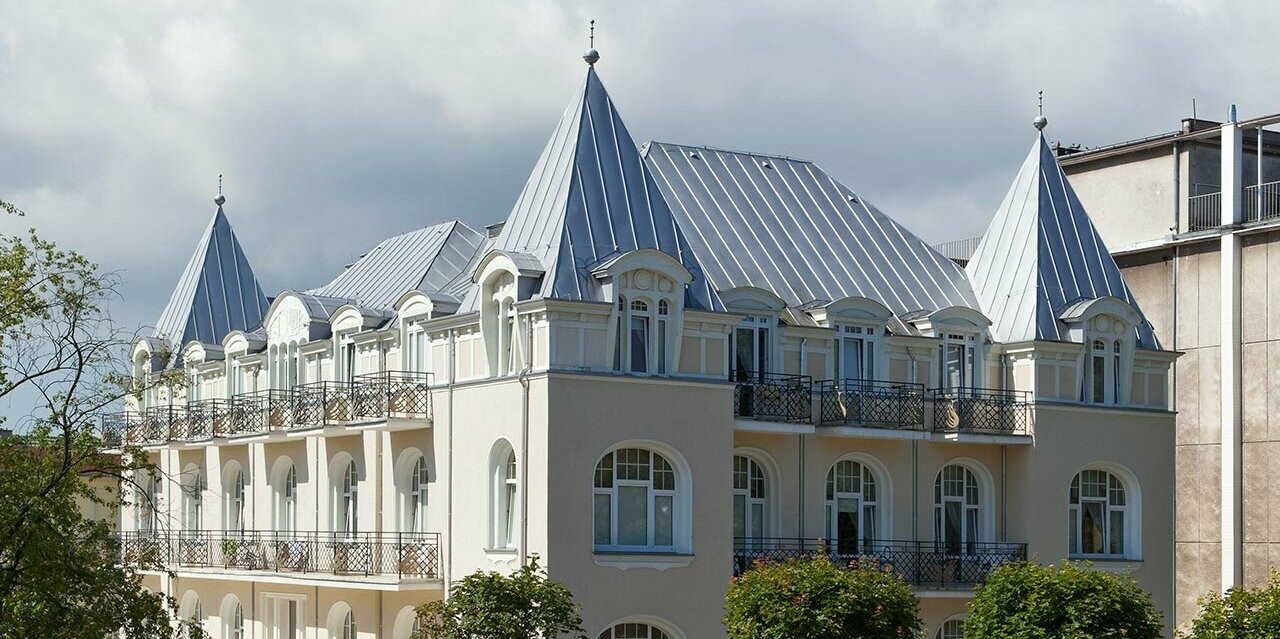 Hotel Bursztyn in Polen nach der Dachsanierung mit dem Falzdach Prefalz in Silbermetallic