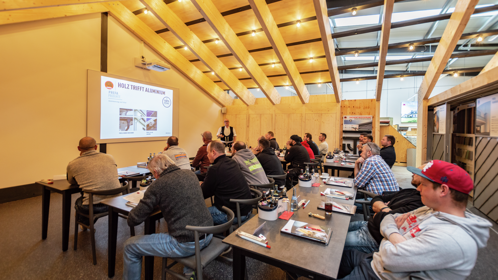 Voller Schulungsraum in der PREFA Academy in Neu-Ulm.