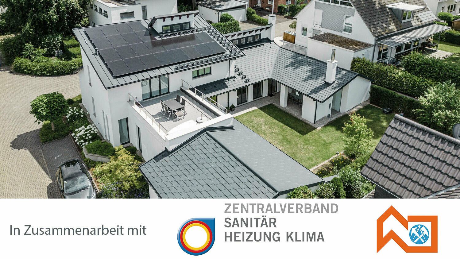 Als Symbol für den PV-Manager Workshop bei PREFA Deutschland wird ein Einfamilienhaus mit PV-Aufdachanlage inkl. Logos der Kooperationspartner ZVDH und ZVSHK dargestellt.
