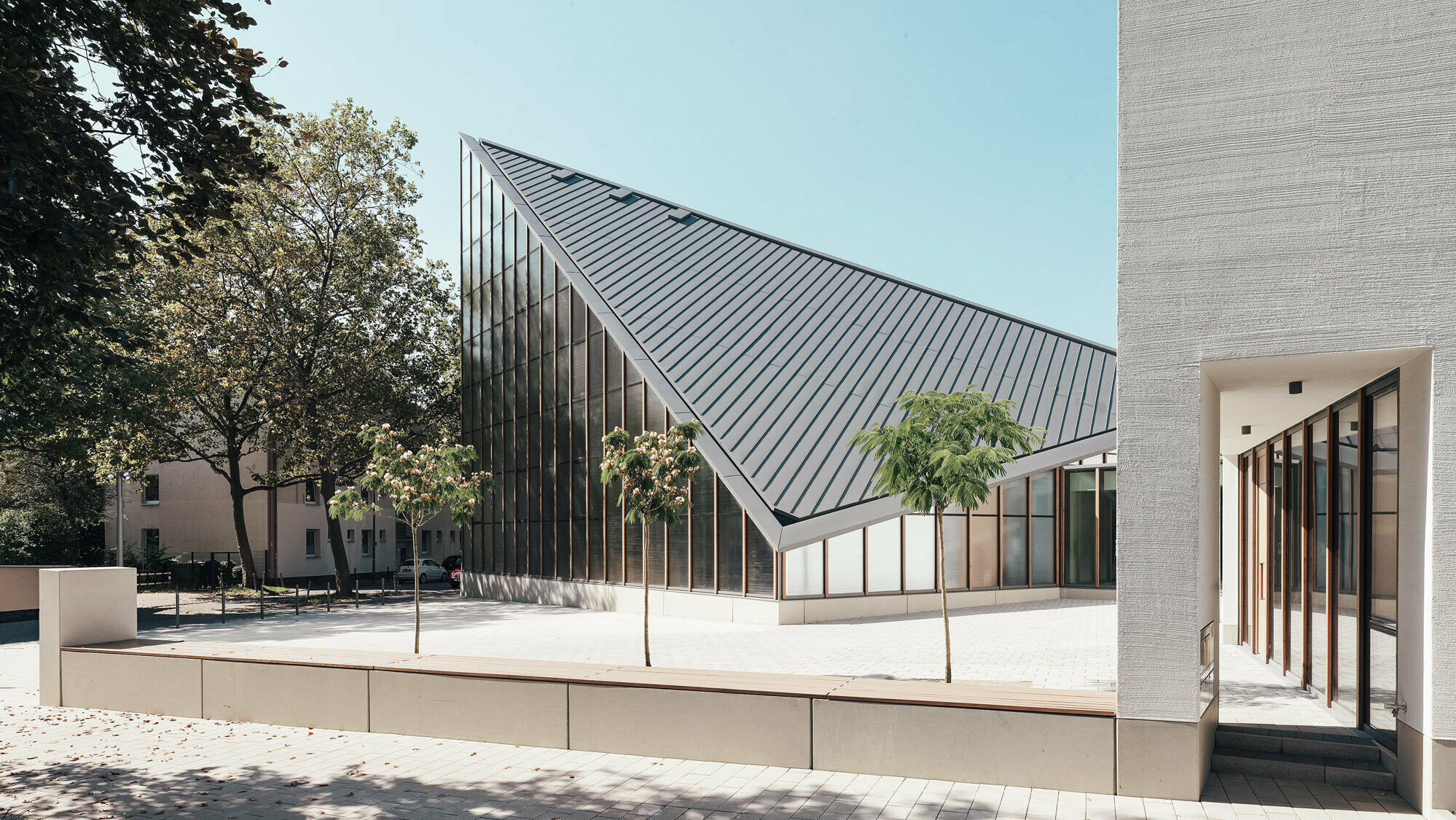 Die Stephanuskirche in Köln, gedeckt in Prefalz P.10 Dunkelgrau