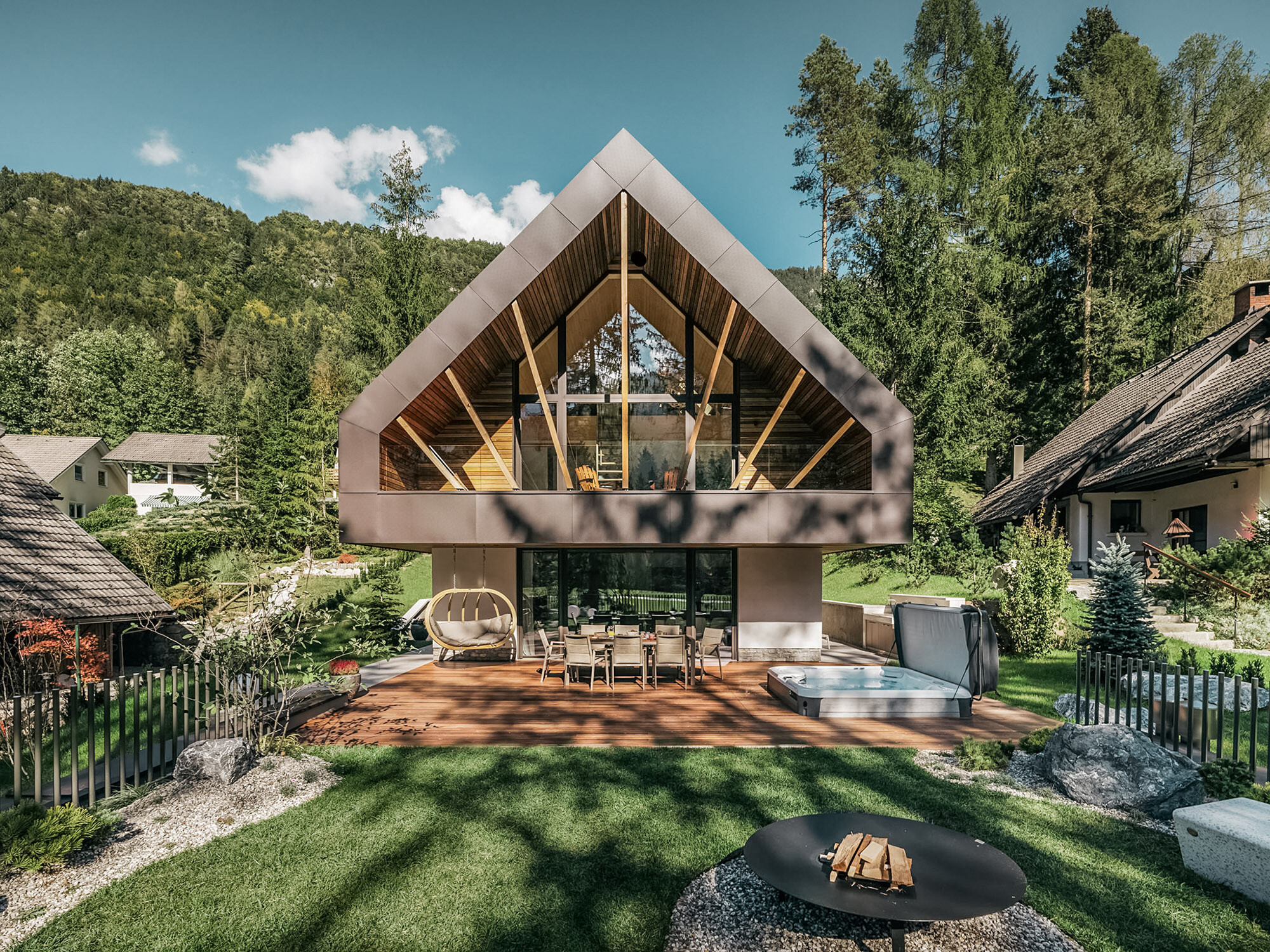 Frontansicht des Ferienhauses mit nussbraunen PREFA Aluminiumpaneelen.