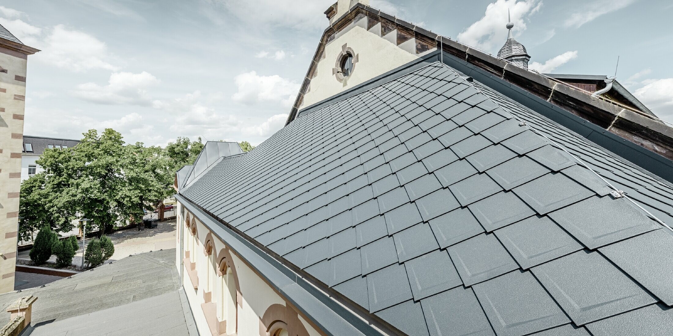 frisch sanierte Turnhallte der Schule Lutherstadt Wittenberg mit einem PREFA Aluminiumdach, verlegt wurden die Dachraute und Prefalz in anthrazit