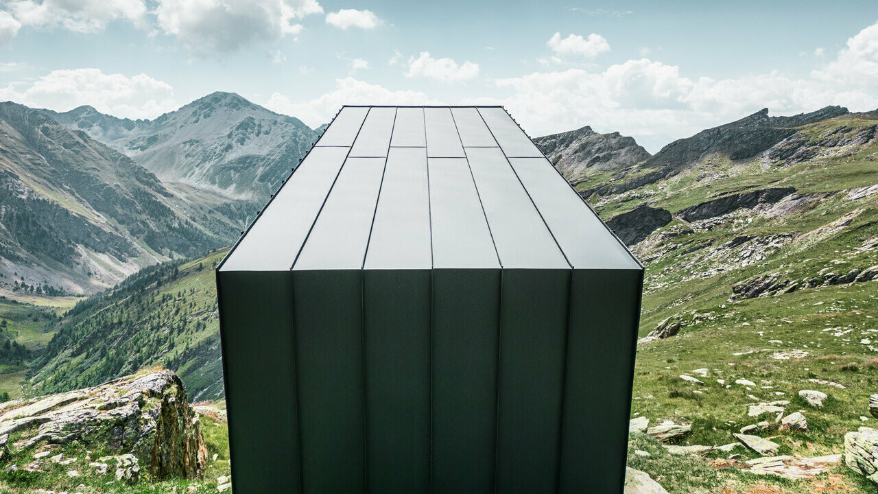 Im Bivacco Bredy können Wanderer einen einzigartigen Ausblick auf die italienischen Alpen genießen. Die Berghütte mit Aluminiumhülle hält selbst heftigen Stürmen, Erosion und schweren Schneelasten im Winter stand.