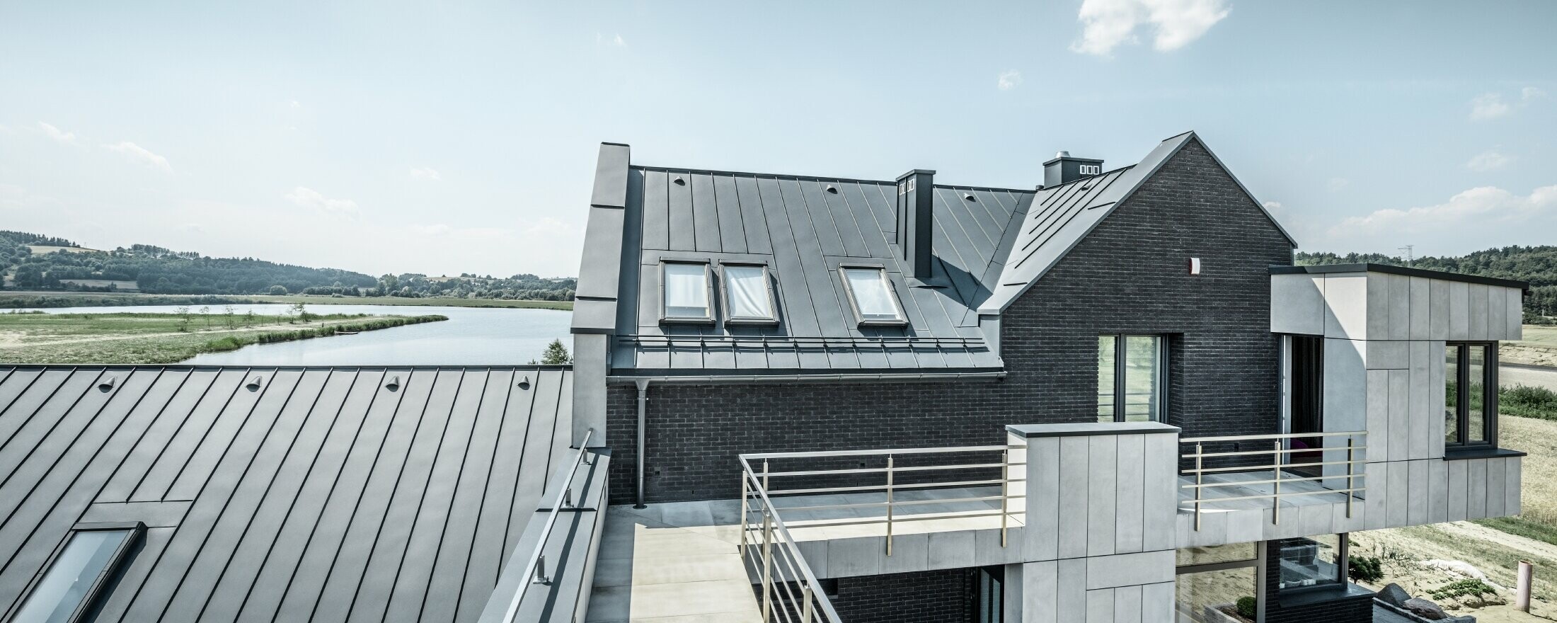 Haus des Steines eingedeckt in Prefalz in P.10 Anthrazit