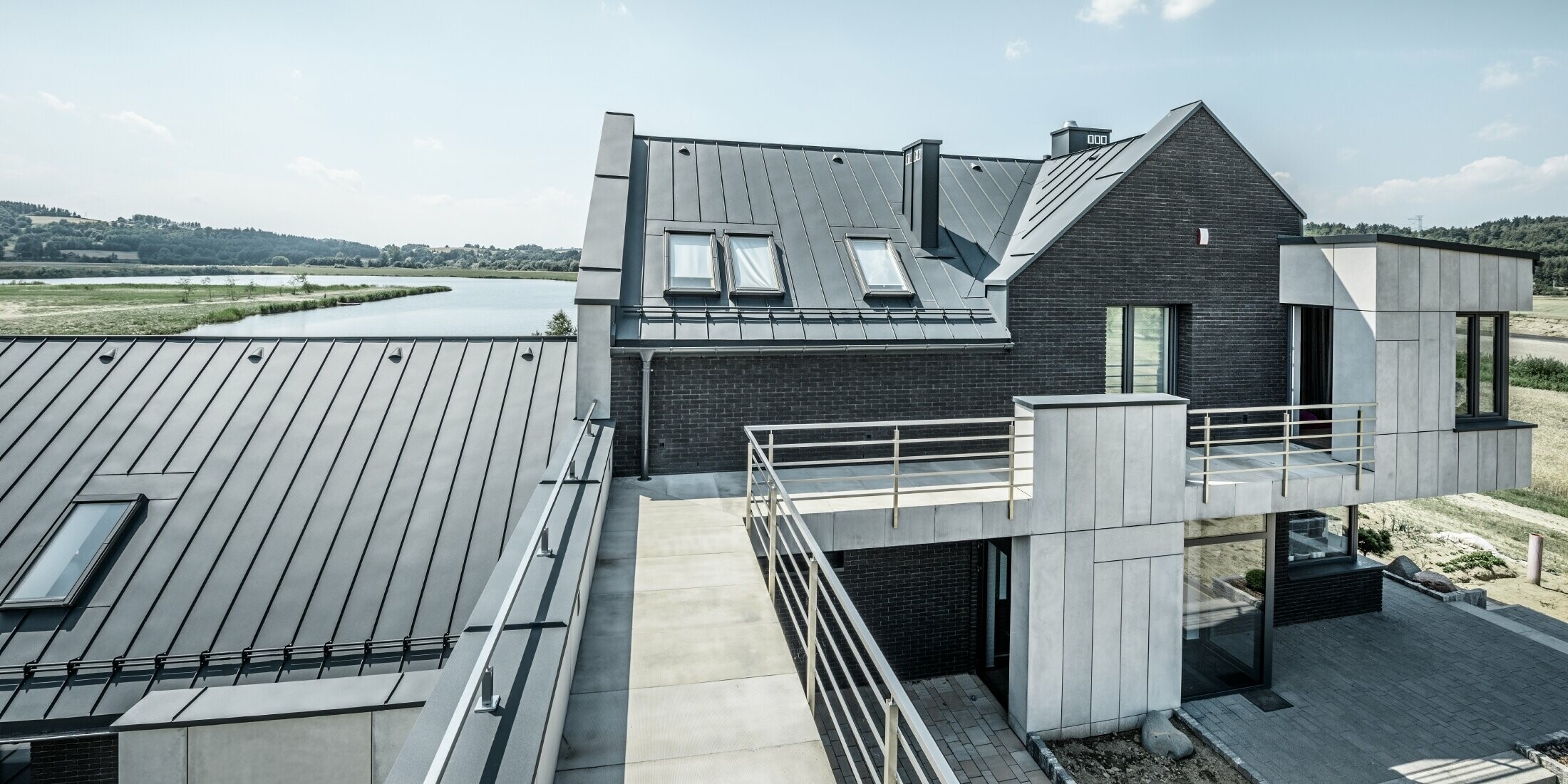 Haus des Steines eingedeckt in Prefalz in P.10 Anthrazit