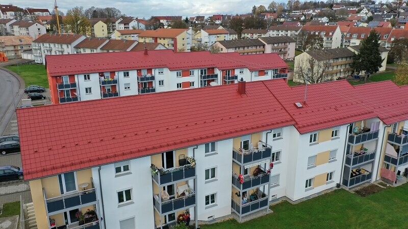 Die Wohnhausanlage in Ellwangen ist gedeckt mit PREFA Dachplatte in P.10 Oxydrot