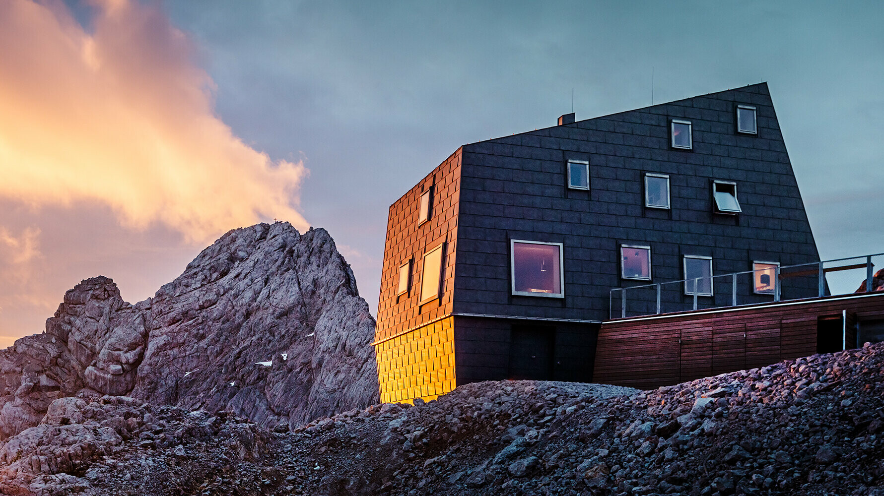 Neugebaute Schutzhütte am Dachstein mit PREFA FX.12 Dach- und Fassadenpaneel aus Aluminium in P.10 Steingrau