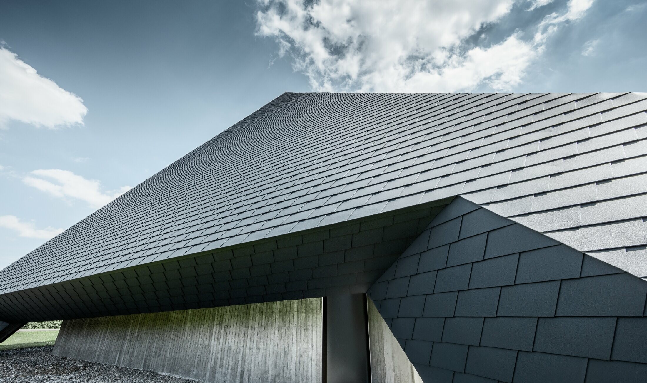 katholische Kirche in Langenau mit einem Design ähnlich einer Pyramide eingedeckt mit PREFA Aluminiumschindeln in anthrazit