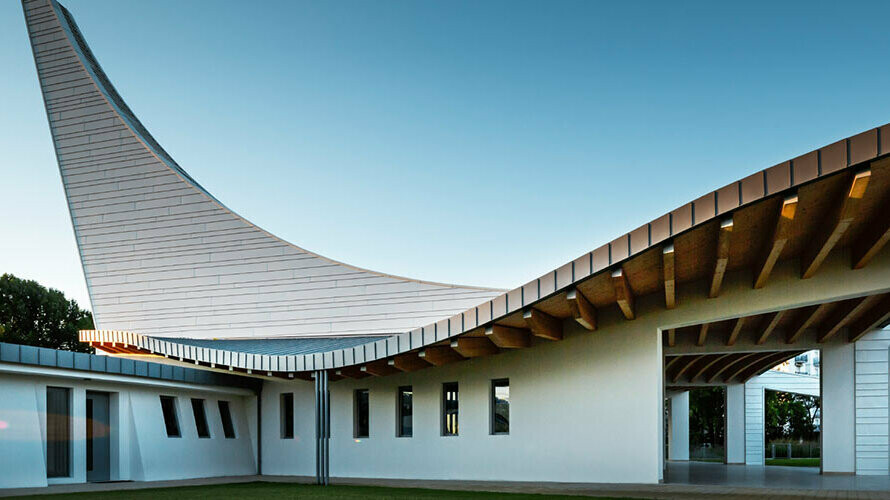 Moderne Kirche in Jesolo mit einer Dacheindeckung aus Falzonal und PREFALZ in Grau und Weiß