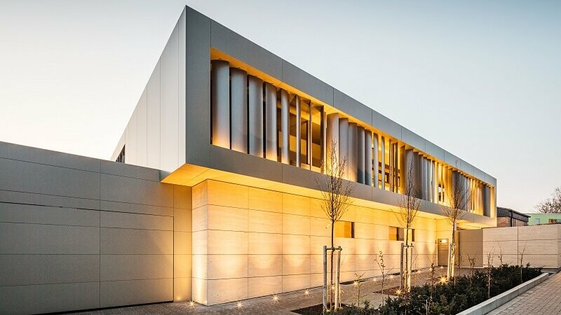 Glamour auf der Weinstraße - Ein Einfamilienhaus PREFABOND Aluminium Verbundplatte in Bronze