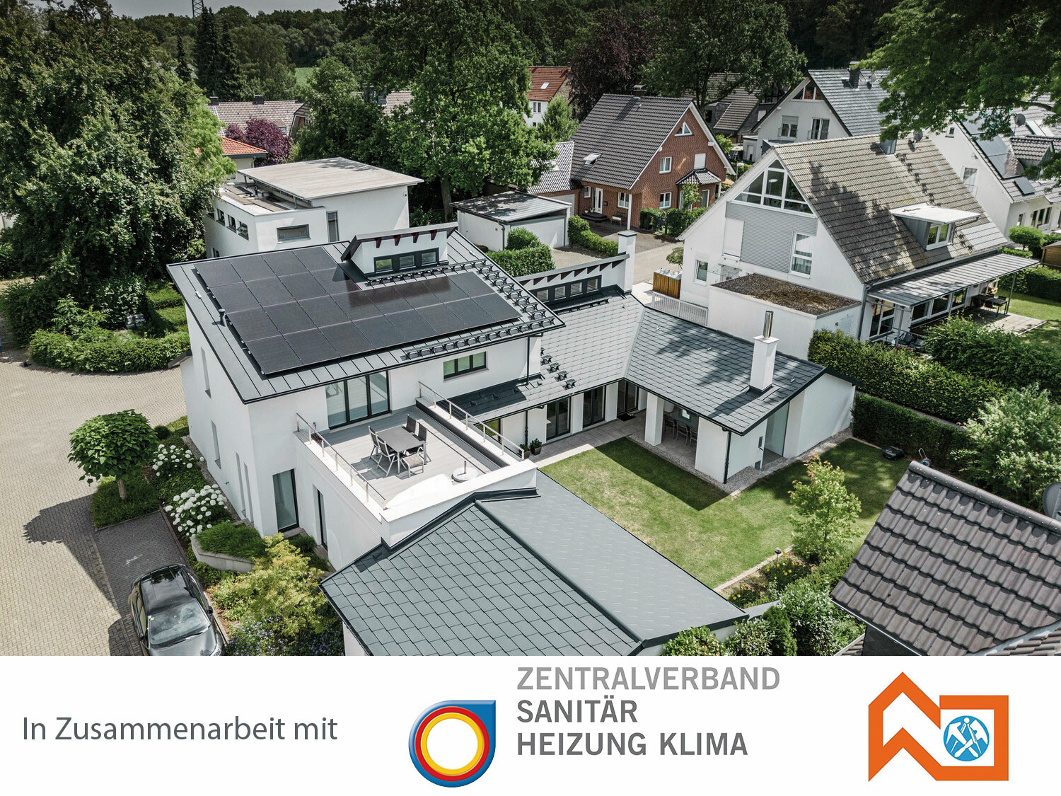Als Symbol für den PV-Manager Workshop bei PREFA Deutschland wird ein Einfamilienhaus mit PV-Aufdachanlage inkl. Logos der Kooperationspartner ZVDH und ZVSHK dargestellt.