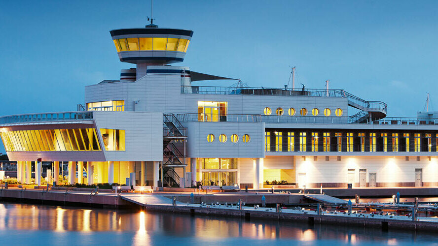 Italienischer Hafen mit Falzonal-Fassade in der Farbe Weiß