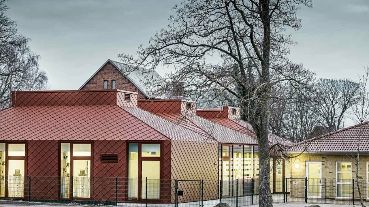 Aufnahme des Kindergartens in Hennstedt, der mit der Dachraute 29 × 29 in Oxydrot eingedeckt wurde.