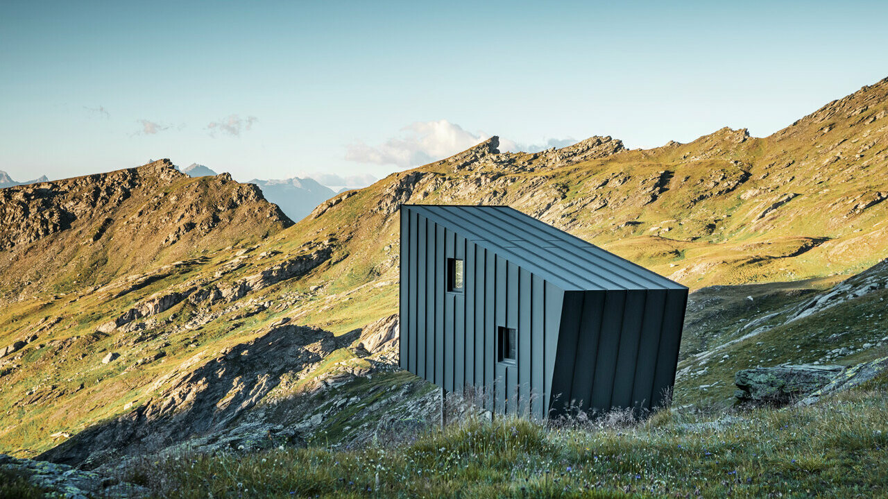 Die Bredy Berghütte in den italienischen Alpen ist ummantelt von Stehfalz-Scharen in P.10 Anthrazit. 