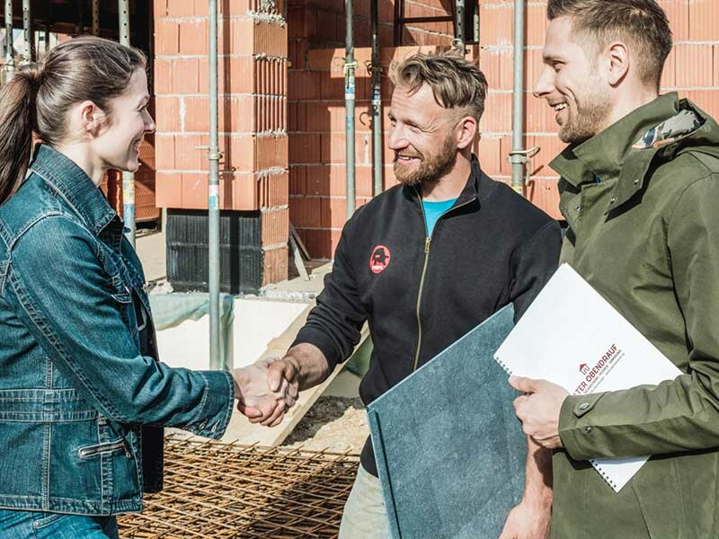 Mit der PREFA Angebotsplattform wird zwischen Bauherrn und Dachdeckern beziehungsweise Spenglern vermittelt