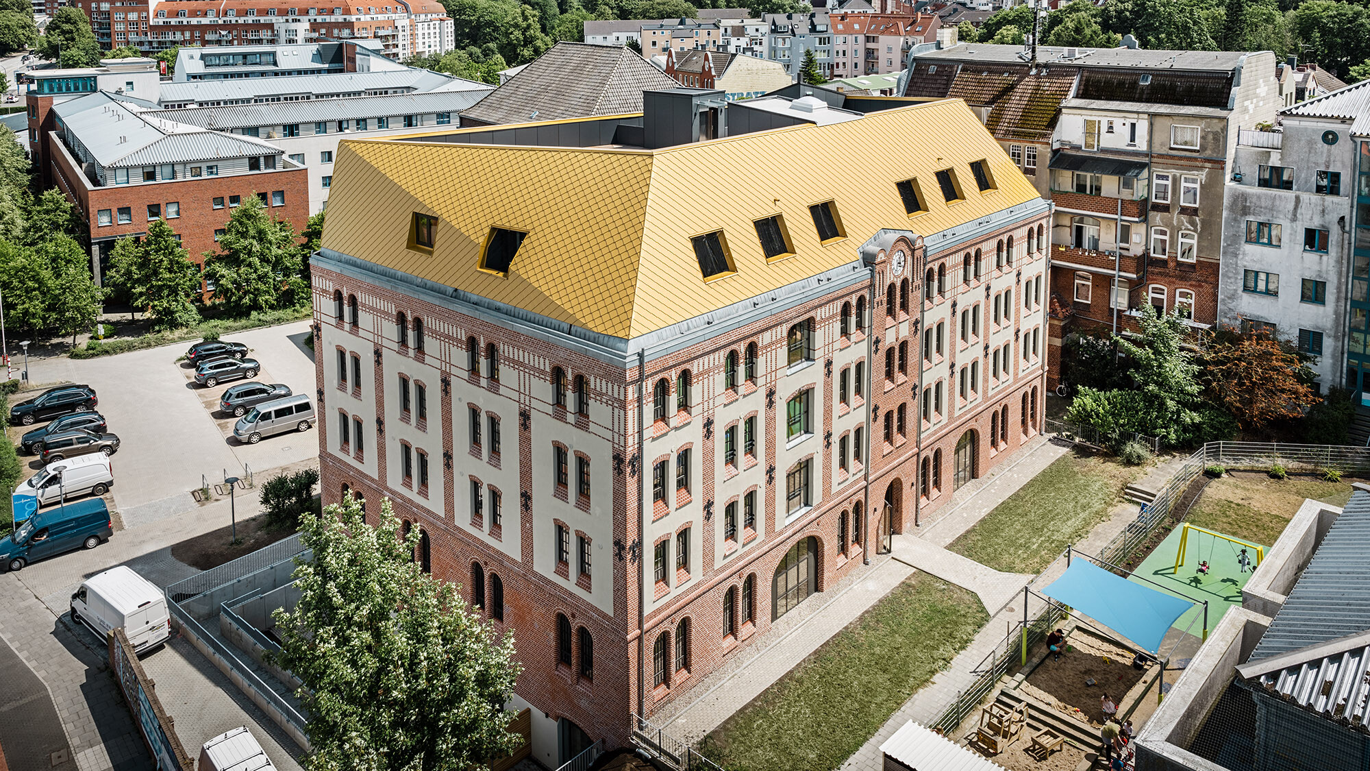 Das neue Studentenwohnheim samt seiner gebauten Umgebung aus der seitlichen Vogelperspektive.