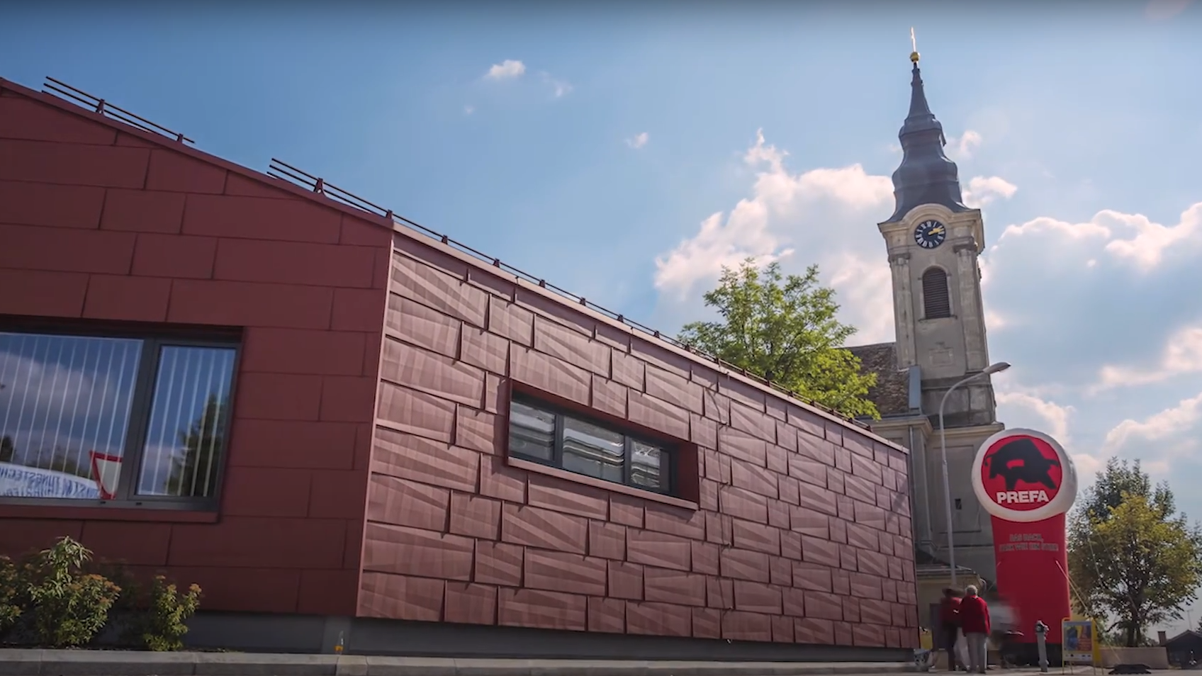 Musikheim in Schöngrabern, eingedeckt mit dem PREFA Fassadenpaneel FX.12, neben der romanischen Kirche