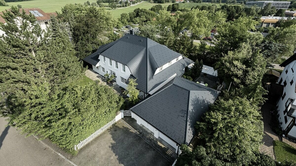 Ein Einfamilienhaus und Garage gedeckt mit der DS.19 in P.10 Anthrazit