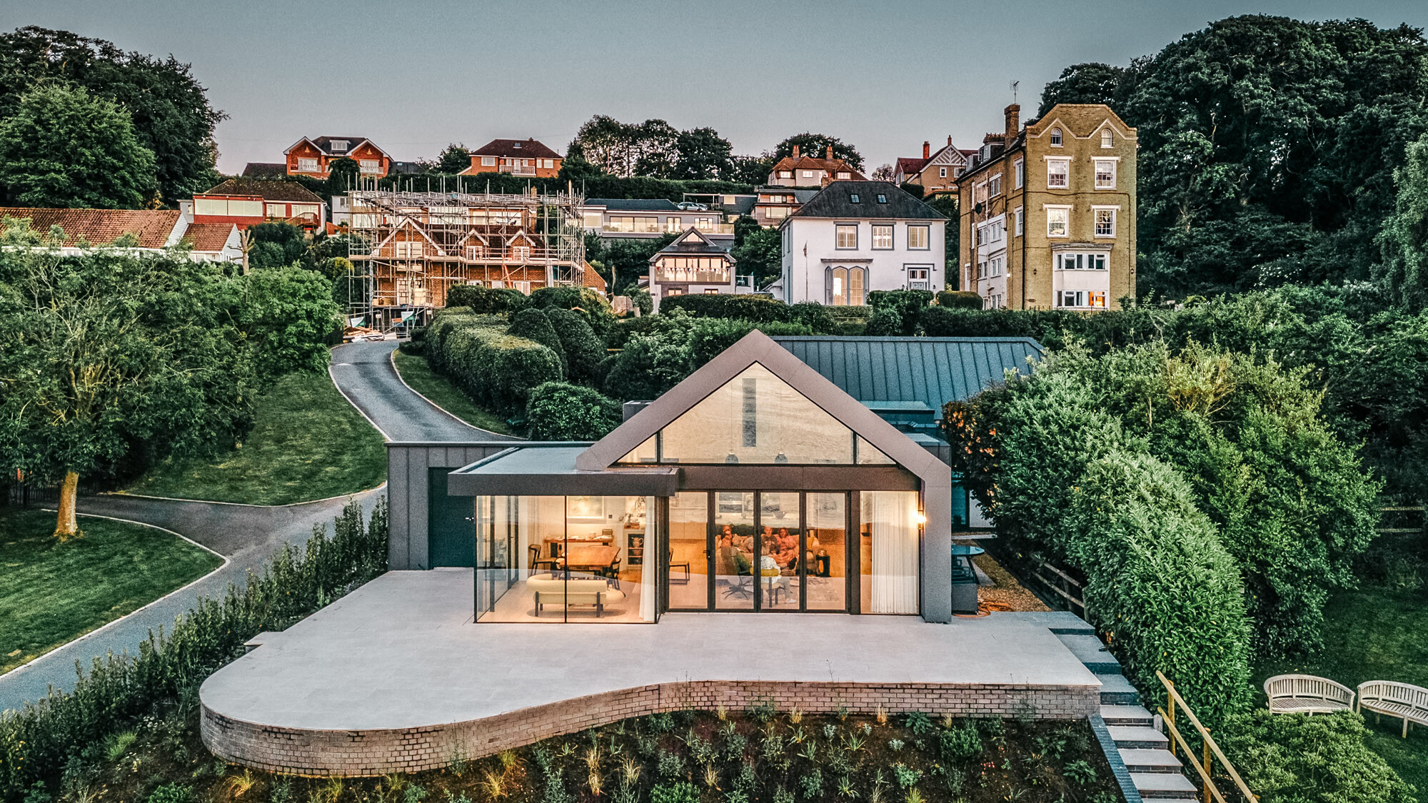 Der Bau von der Strandseite aus der Obersicht: Die Begrünung, Terrasse und dahinterliegenden Häuser im viktorianischen Stil sind sichtbar.