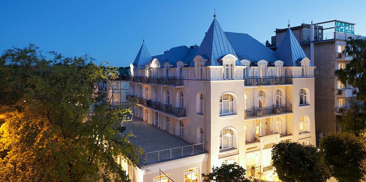 Saniertes Hotel Bursztyn mit neuem Falzdach in der Farbe Silbermetallic von PREFA