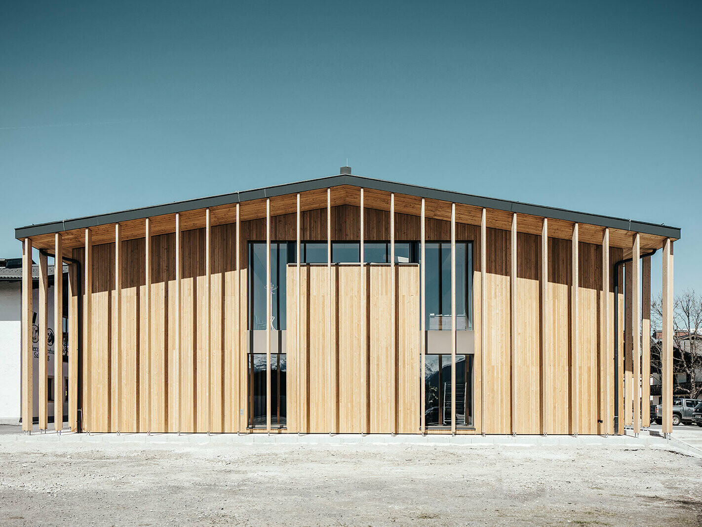 Frontansicht des Agrarzentrums in Maishofen. Die Fassade ist aus Holz gefertigt