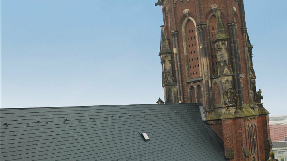 Mit PREFA Dachschindeln eingedecktes Dach der Grabeskirche in Aachen