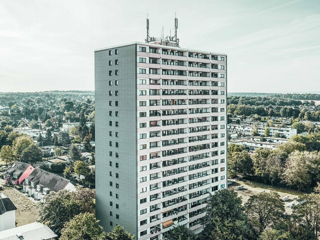 Im Mittelpunkt das mithilfe von PREFA renovierte Hochhaus Erftstadt.