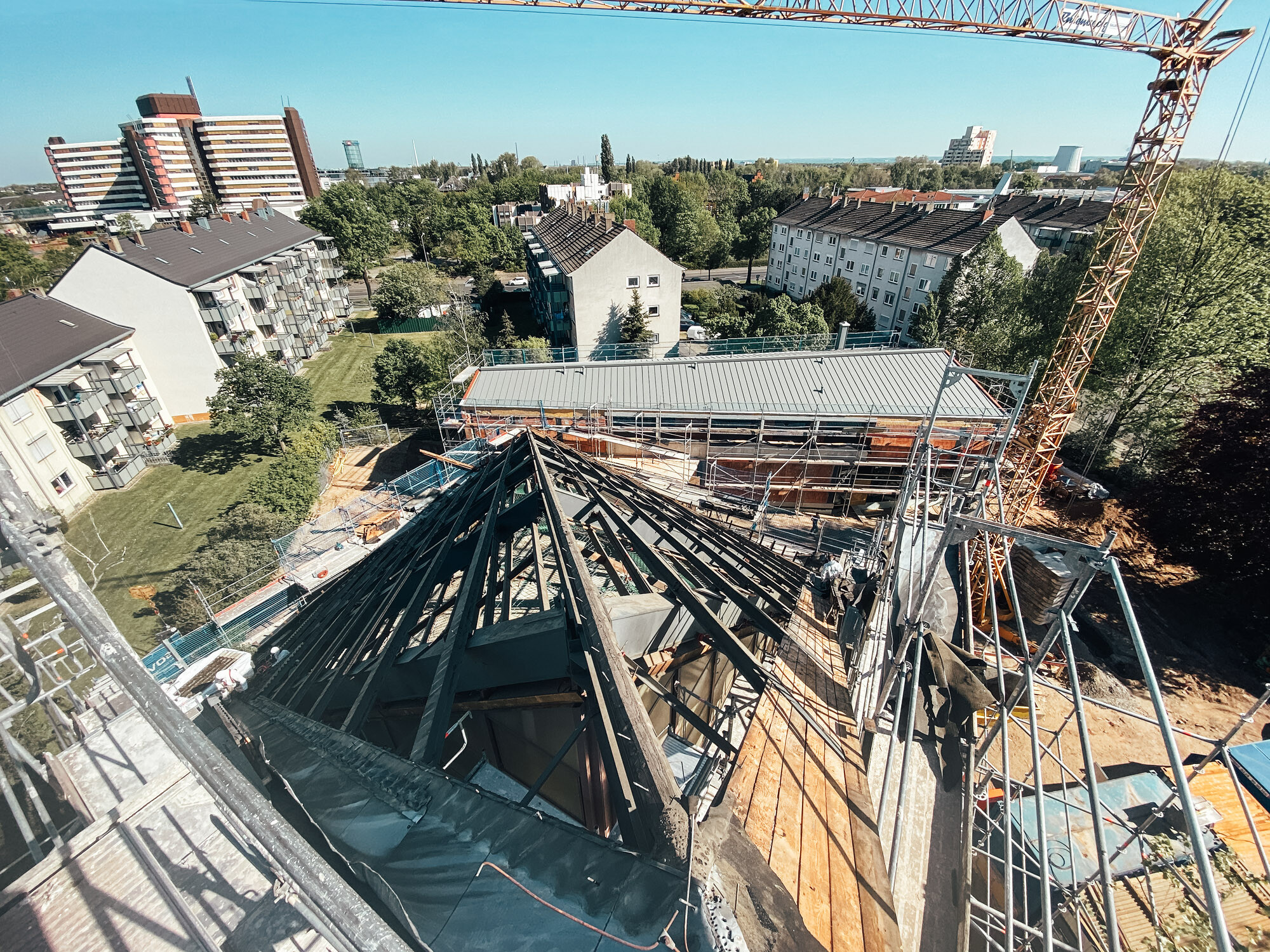 Stephanskirche in Köln, überdacht in Prefalz P.10 Dunkelgrau