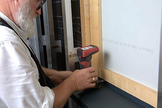 Aluminium-Fensterbank wird unterseitig an Holz-Unterkonstruktion des Fensters in die Profilnut eingesteckt und befestigt.