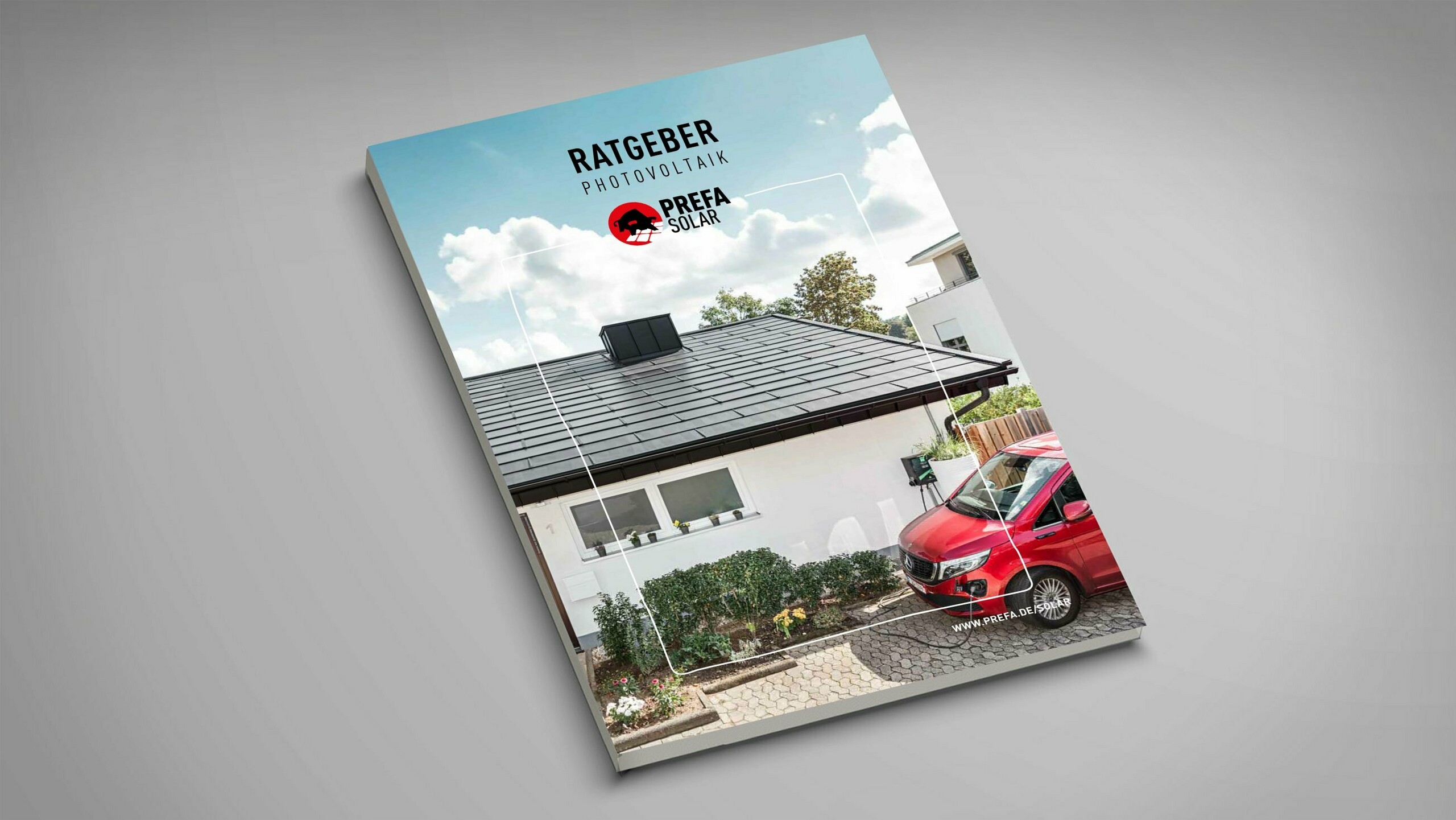 Ein PREFA Prospekt mit dem Titel „Ratgeber Photovoltaik” und dem auffälligen Logo von PREFA Solar. Auf dem Cover ist ein modernes Haus abgebildet. In der Einfahrt steht ein rotes E-Auto, welches mit der Ladestation des Hauses verbunden ist.