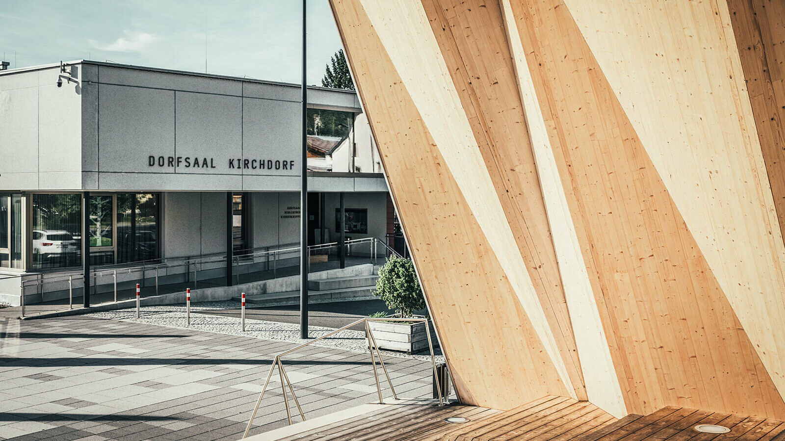 Die starken Wände des Musikpavillon aus Holz.