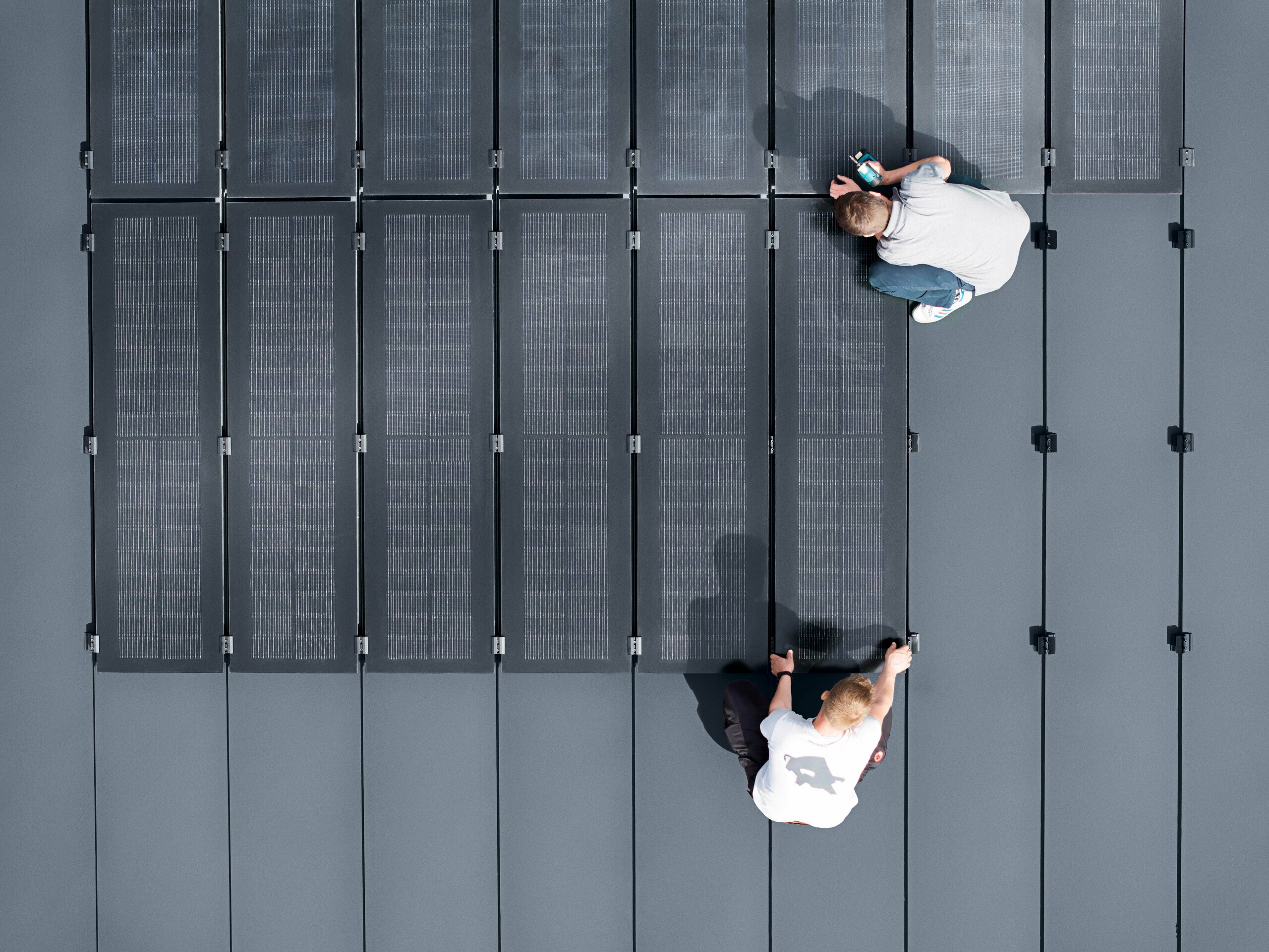 Luftaufnahme der PREFALZ-Solarmodule, die auf dem PREFALZ-Dach installiert werden.