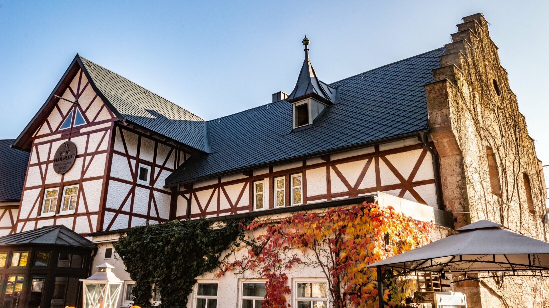 Das Hotel Burg Maienluft wurde mit der PREFA Dachraute 29 × 29 in Anthrazit neu eingedeckt, die Fassade ist eine Fachwerk-Fassade.