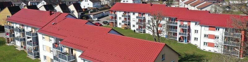 Die Wohnhausanlage in Ellwangen ist gedeckt mit PREFA Dachplatte in P.10 Oxydrot