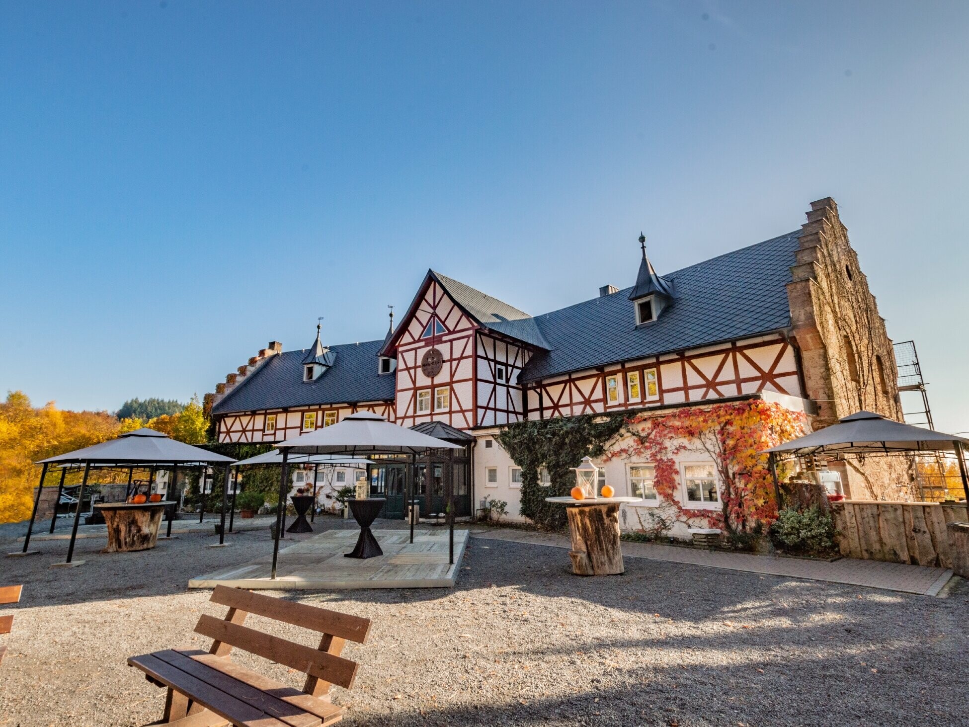 Komplettansicht des Hotels Burg Maienluft in Wasungen. Das Dach ist neu eingedeckt mit der PREFA Dachraute 29 × 29 in Anthrazit.