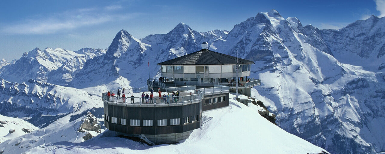 Das Gebäude auf dem Schilthorn P.10 mit anthrazitfarbener PREFA Dachplatte