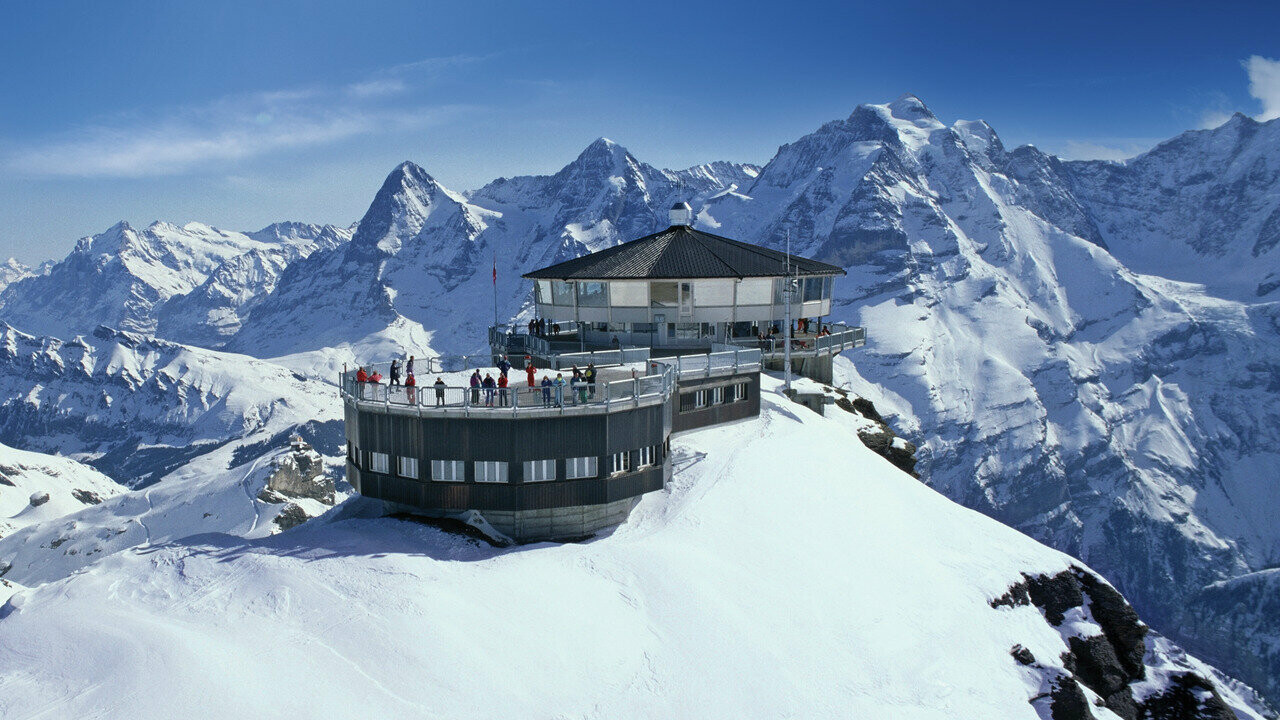 Das Gebäude auf dem Schilthorn P.10 mit anthrazitfarbener PREFA Dachplatte